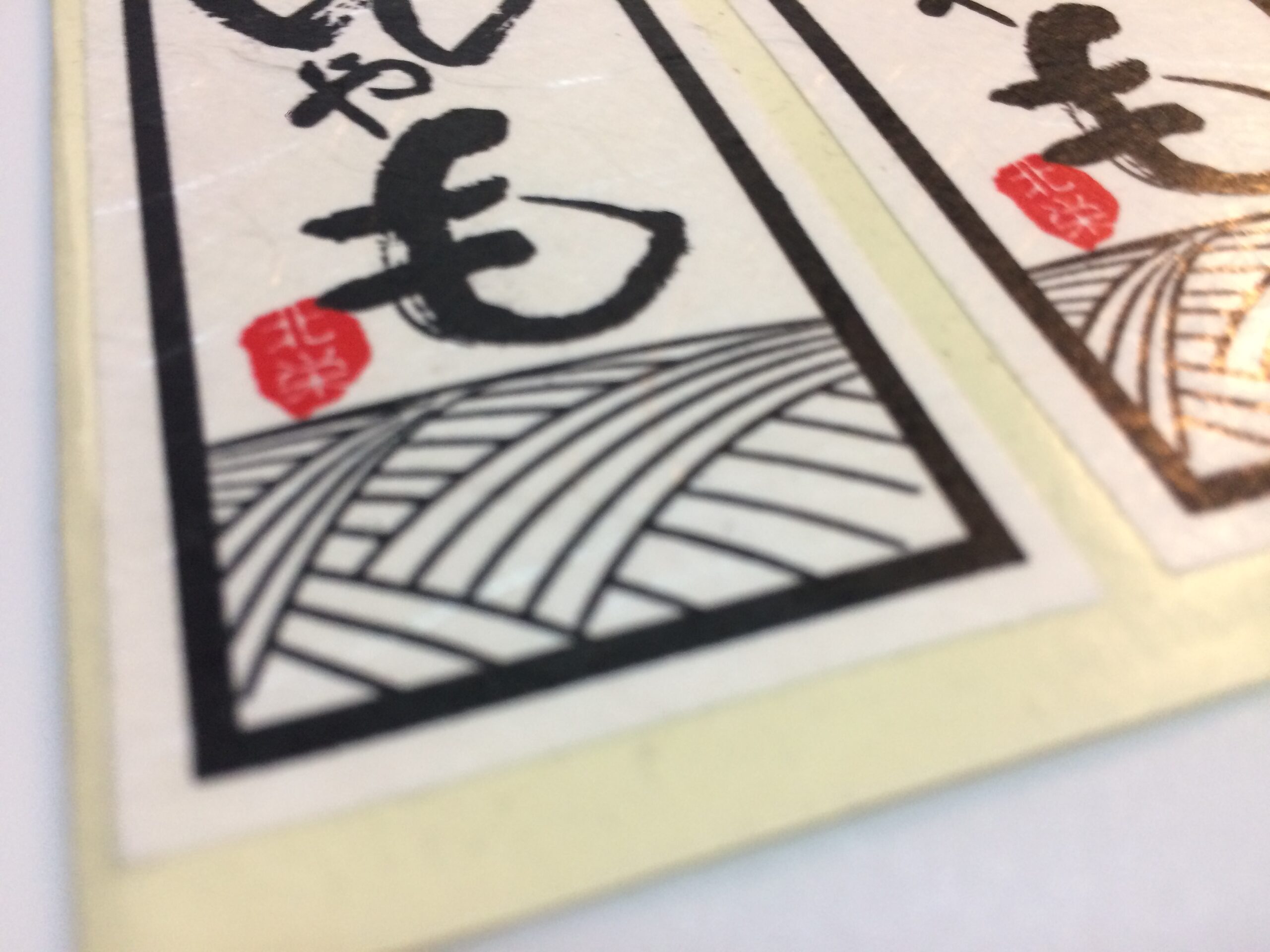 和紙素材やクラフト・ゴールド・シルバーなど素材を変えることで高級感のあるシール制作